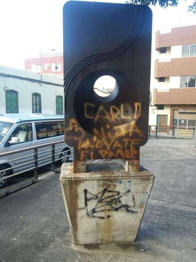 Escultura con grafitis en el Parque Franchy Roca (Foto TA)